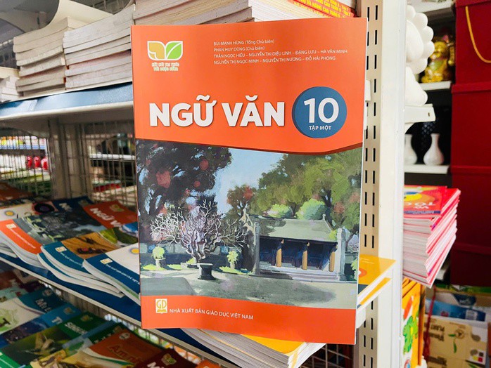 Bộ “Kết nối tri thức với cuộc sống” của Nhà xuất bản Giáo dục Việt Nam được nhiều trường học trên cả nước lựa chọn. Ảnh: YẾN ANH