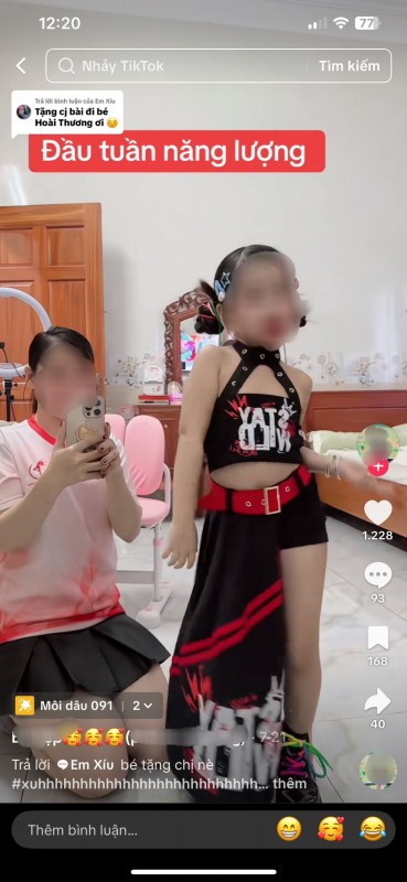 Khi có người tỏ ra lo lắng về cách uốn éo và ăn mặc không phù hợp của đứa trẻ, chủ kênh đã phản ứng rất dữ dội.