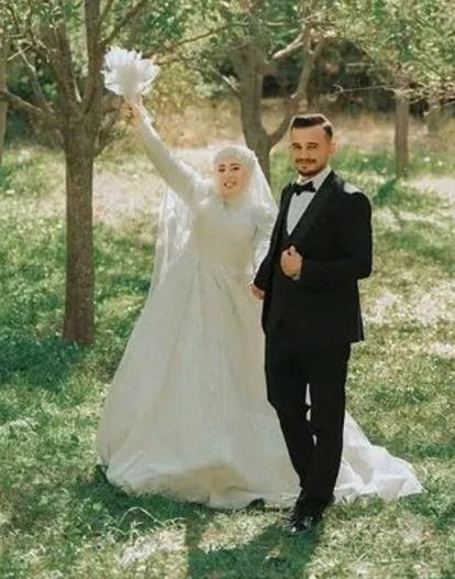 Cô dâu Beyzanur Beyazıt và chú rể Ali Karaca (Ảnh: Daily Mail).