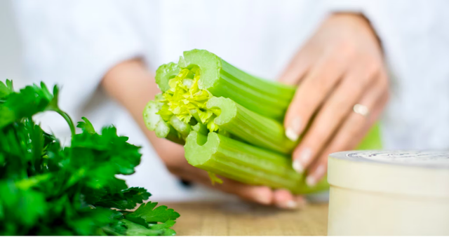 Cần tây: Ít calo, nhiều chất xơ giúp làm sạch ruột.