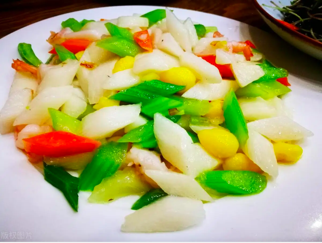 Bí đỏ xào cần tây và khoai mỡ.