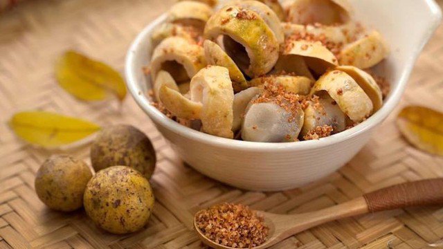 Sấu dầm trở thành một món ăn vặt yêu thích của các bạn trẻ và đặc biệt là chị em công sở.