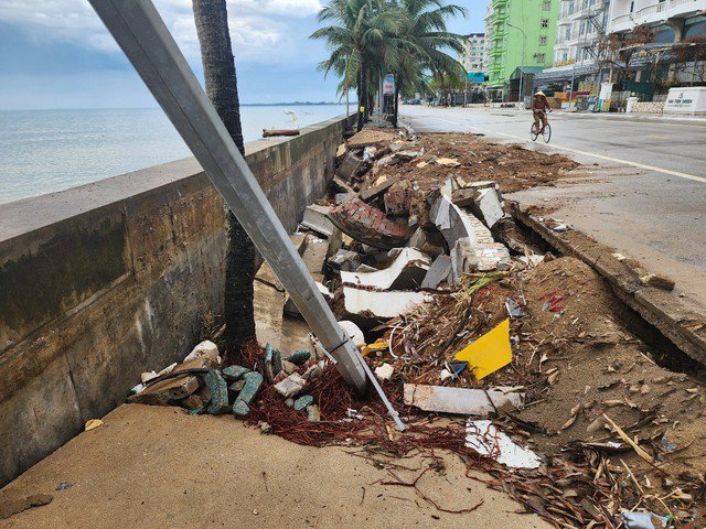 Nhiều đoạn bị sóng đánh sụt lún.