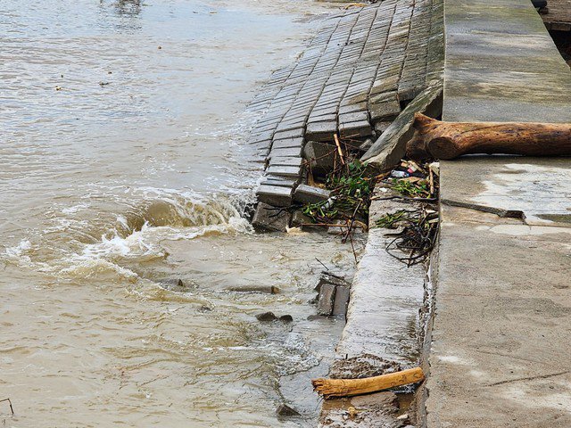 Mái bờ kè hư hỏng nghiêm trọng.