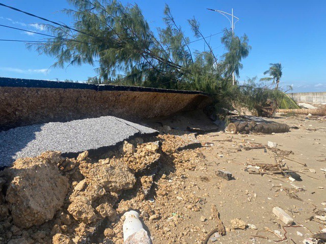 Bờ kè đã bị sóng đánh gãy, sụt lún, cây cối nghiêng ngả, bật gốc… tạo nên cảnh tượng hoang tàn, đổ nát.