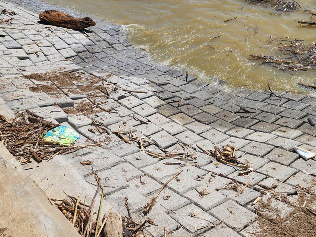 Bờ kè đoạn qua xã Hoằng Tiến nhiều đoạn sụt lún.