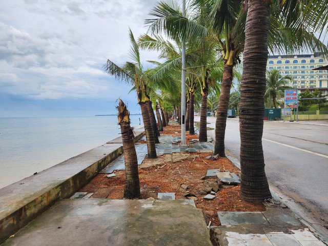 Nhiều đoạn bong tróc, ngổn ngang sau bão.