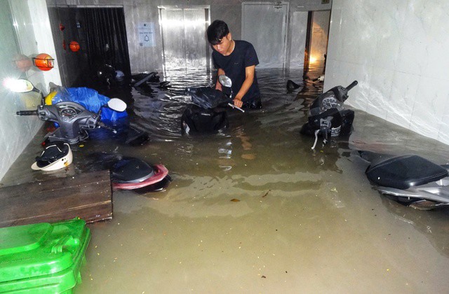 Khu vực tầng hầm và bãi gửi xe của nhiều tòa nhà bị ngập sâu, nước tràn vào nhanh trong khi hệ thống thoát nước không kịp tiêu thoát, khiến phương tiện của cư dân bị nhấn chìm.