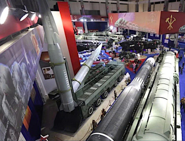 Hwasong-11Ma, cùng với các loại vũ khí khác, được trưng bày ở Triển lãm Phát triển Quốc phòng 2025. (Nguồn: Truyền thông Nhà nước Triều Tiên)