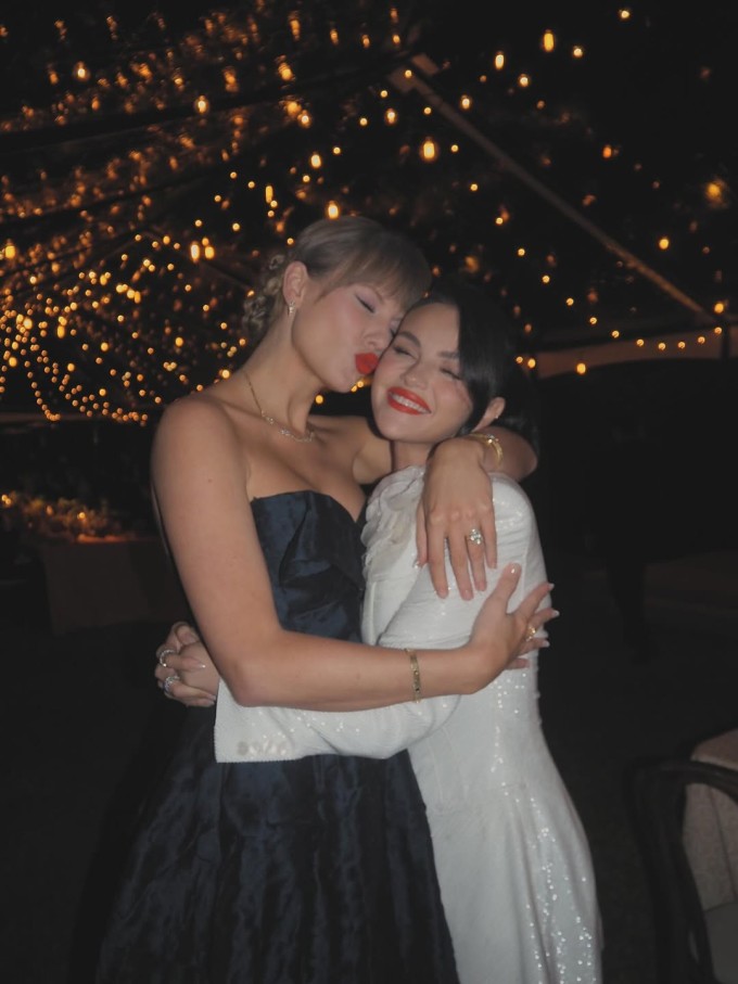 Taylor Swift và Selena Gomez trong tiệc cưới.