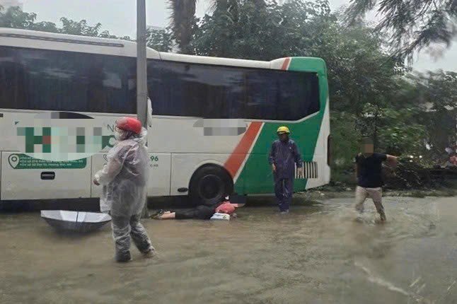 Rò rỉ điện từ cột chiếu sáng trên đường Tú Mỡ trong mưa ngập khiến 6 người bị giật - 1