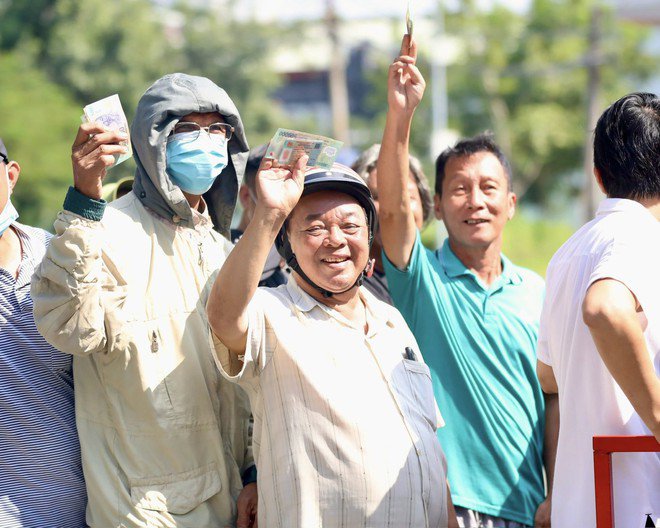 Người hâm mộ xếp hàng dài, chờ hơn 3 giờ mua vé xem tuyển Việt Nam - 1