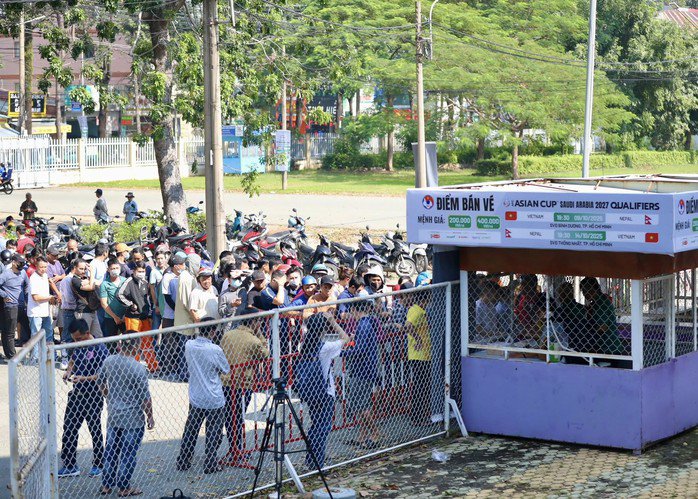 Hàng dài người hâm mộ chờ mua vé dưới trời nắng tại sân Gò Đậu (Ảnh: VFF)