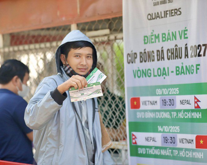 Người hâm mộ phấn khích chờ mua vé xem tuyển Việt Nam (Ảnh: VFF)