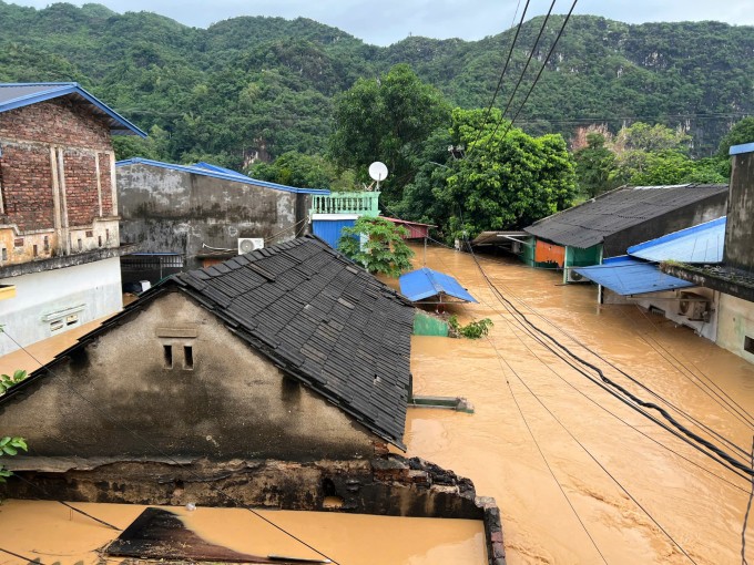 Xóm của anh Tuyến ở La Hiên, Võ Nhai lúc 13h chiều 7/10, nước đã rút khoảng 40 cm so với hai tiếng trước đó. Ảnh: Nhân vật cung cấp