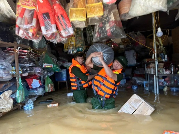 Cán bộ cảnh sát Phòng cháy, chữa cháy và cứu nạn, cứu hộ hỗ trợ di chuyển tài sản cho nhân dân tại xã Vô Tranh, Thái Nguyên, sáng 7/10. Ảnh: Công an tỉnh Thái Nguyên