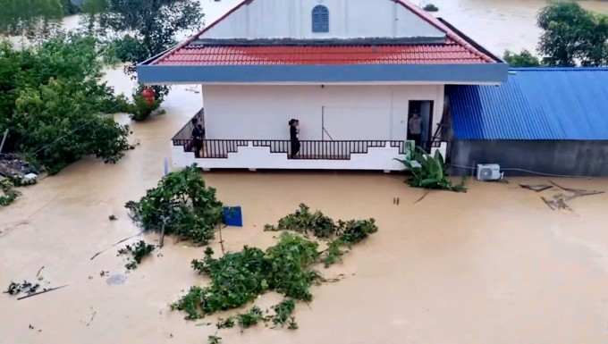 Nước lũ đã dâng ngập tầng một những ngôi nhà xung quanh chị Trần Thị Thu ở xóm Phương Bá, xã Dân Tiến, sáng 7/10. Ảnh: Nhân vật cung cấp