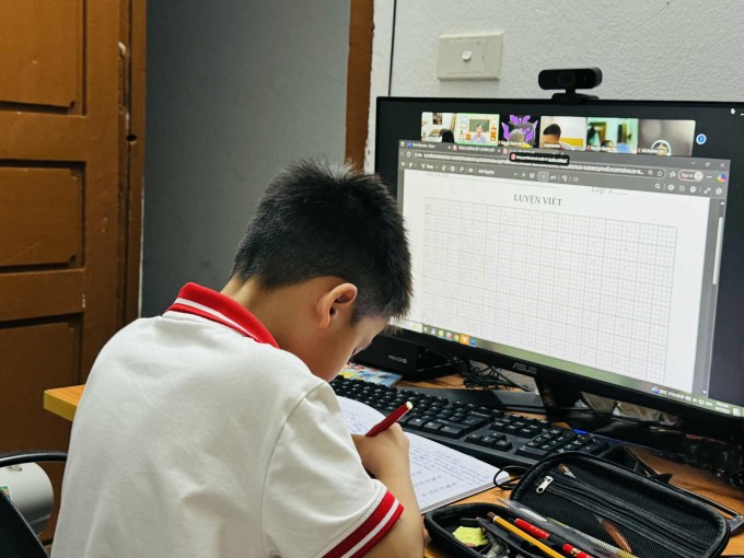 Một học sinh ở Hà Nội học online, sáng 7/10. Ảnh: Nhật Minh