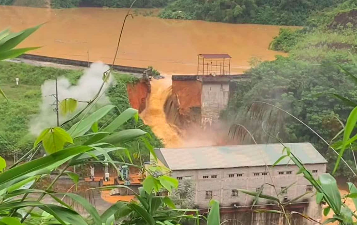 Nguyên nhân ban đầu được xác định là do mưa lớn kéo dài, lưu lượng nước tăng đột biến khiến một mảng bê tông tại cửa nhận nước bị vỡ