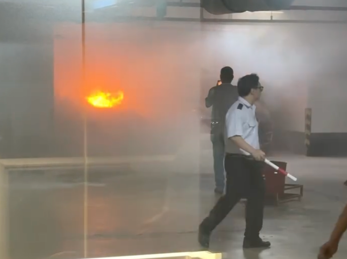 Hiện trường vụ cháy hầm giữ xe trung tâm thương mại Takashimaya