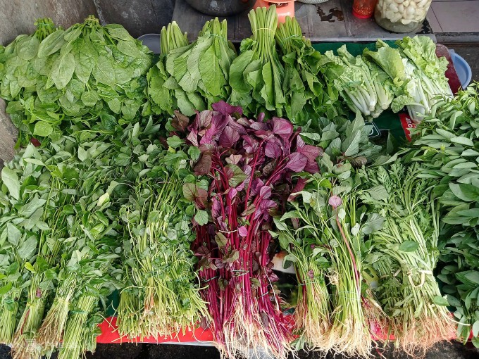 Rau xanh được bán tại chợ Xóm Mới, phường An Hội Đông, TP HCM. Ảnh: Thi Hà