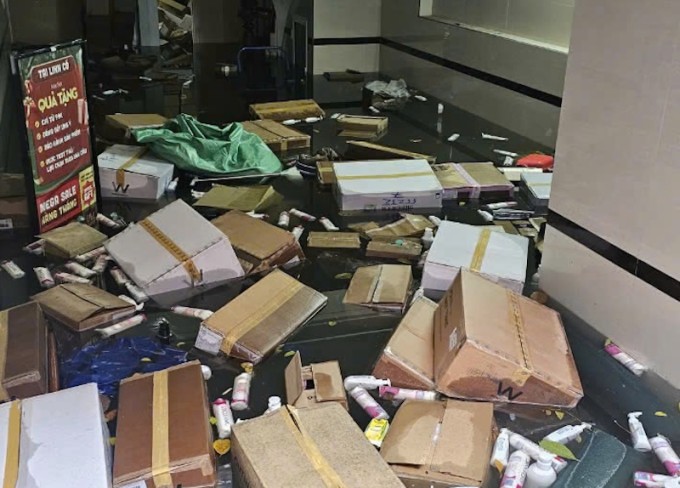 Kho hàng của chị Liên trên đường Nguyễn Văn Lộc bị mưa ngập, ngày 7/10. Ảnh: Hoàng Liên