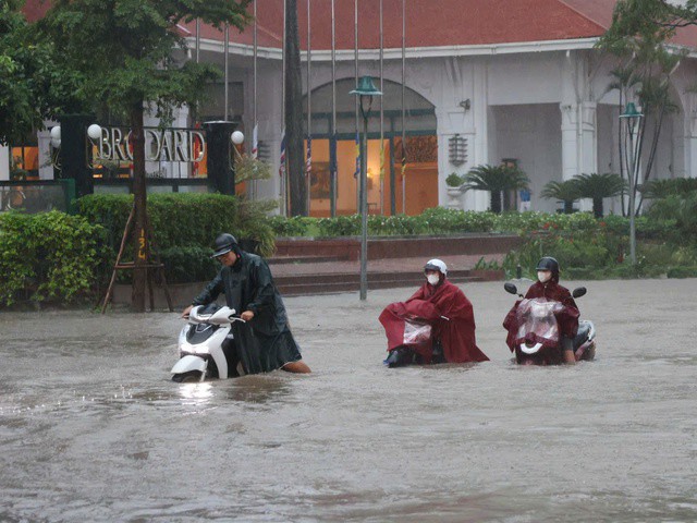 Hà Nội tiếp tục mưa lớn đêm nay và sáng mai.