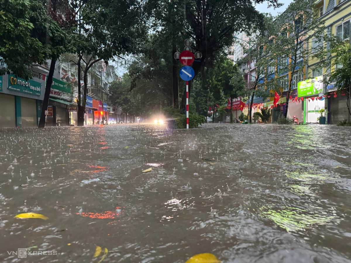 Nhiều nơi ở phường Hà Đông nước ngập nửa mét. Ảnh: Thanh Hải