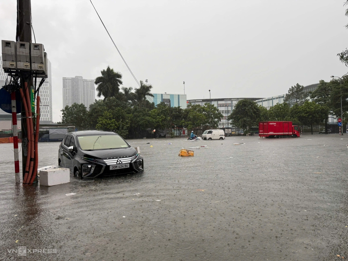 Nhiều ôtô không thể di chuyển. Ảnh: Lộc Chung