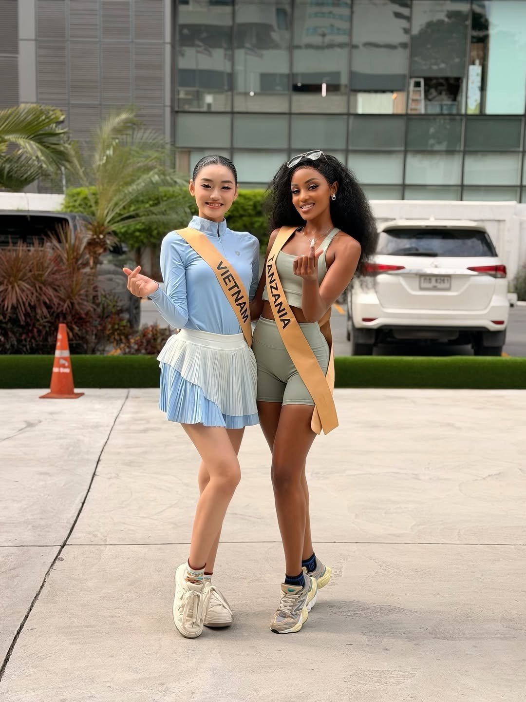 Đại diện Tanzania - Beatrice Alex Akyoo - đang nhận được sự chú ý của fan Việt khi vô tình để lộ cuộc điện thoại của đại diện Việt Nam - Yến Nhi trên livestream. Sự cố đã gây ảnh hưởng tới Yến Nhi, khiến cô bị chỉ trích vì có những phát ngôn không phù hợp. Trước đó, Yến Nhi cũng phải đăng đàn xin lỗi khán giả vì có những chia sẻ thiếu chín chắn trong lúc livestream.