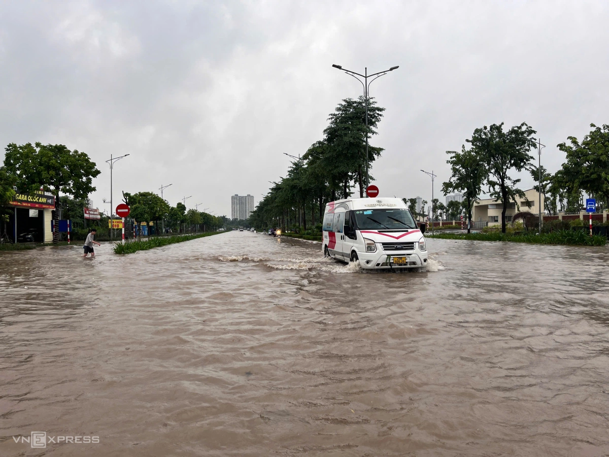 Hà Nội ngập 122 điểm, gần 30 tuyến đường tê liệt sau mưa lớn - 40