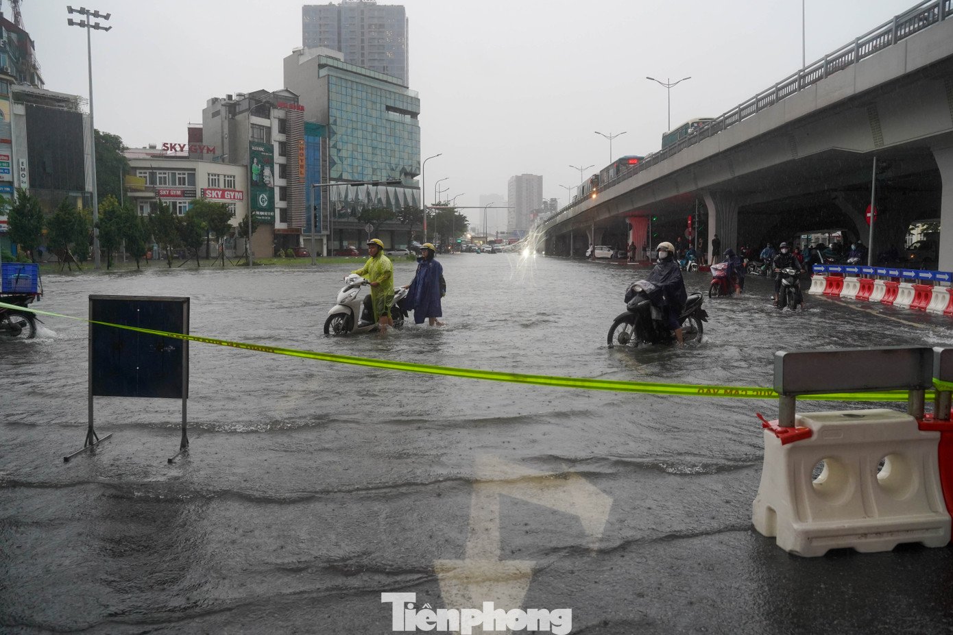 Hà Nội phố thành sông, giao thông tê liệt, xe máy &#39;rồng rắn&#39; leo cao tốc giữa biển nước - 4