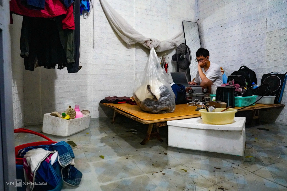 Sinh viên Nguyễn Mạnh kê hết đồ đạc lên giường vì biết nước sẽ tràn vào phòng. Ảnh: Đinh Tùng.