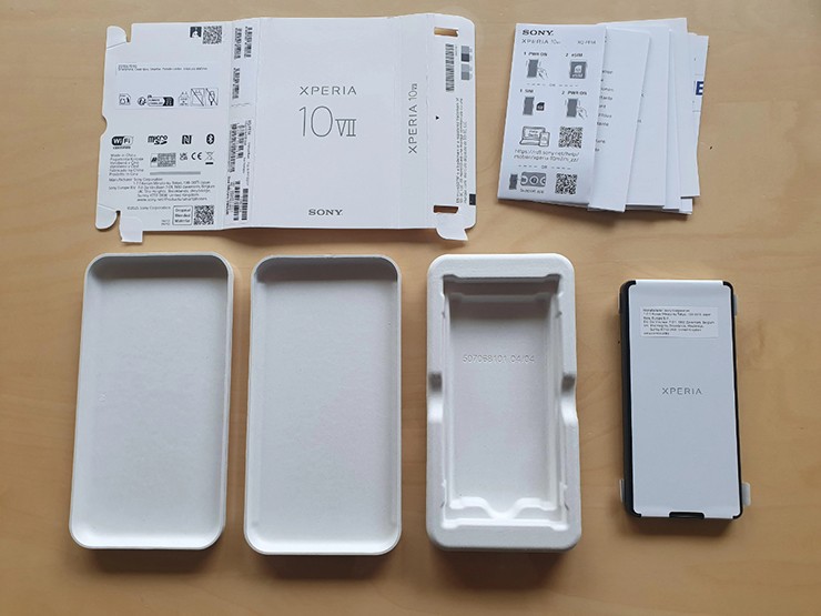Hình ảnh hộp đựng Sony Xperia 10 VII không có cáp sạc đi kèm.