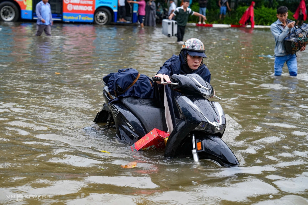 Cảnh tái ngập trước bến xe Mỹ Đình trong vòng một tuần. Ảnh: Tùng Đinh
