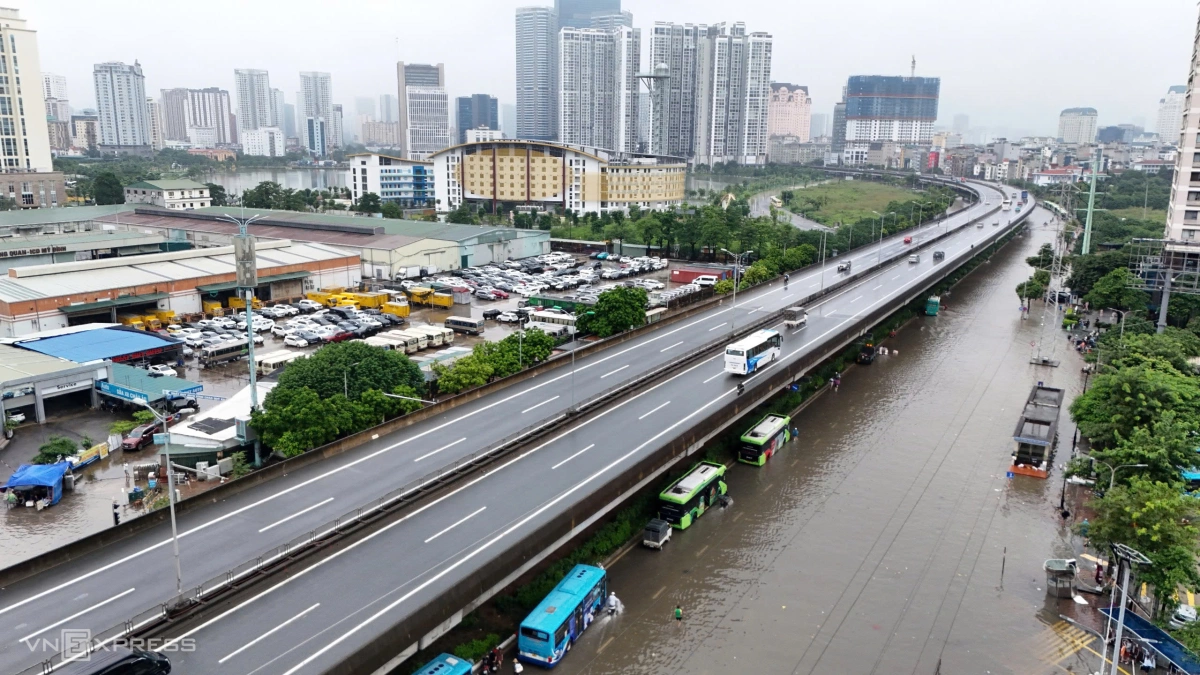 Khu vực trước bến xe Mỹ Đình trưa 7/10. Ảnh: Văn Ngọc