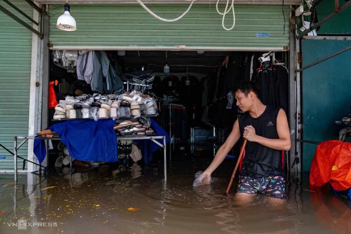 Tiểu thương Giàng Mí Phú (28 tuổi) ước tính tổng thiệt hại khoảng 50 triệu đồng. Ảnh: Tùng Đinh