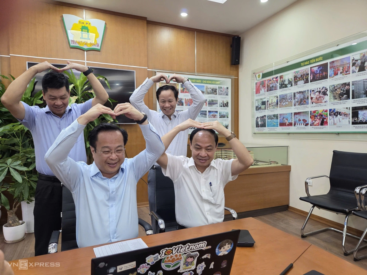 Lãnh đạo Sở Giáo dục và Đào tạo Hà Nội gửi lời chào học sinh học online khi kiểm tra tại trường THPT Phan Huy Chú. Ảnh: Võ Hải