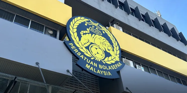 LĐBĐ Malaysia (FAM) cãi lý rằng họ đã xác thực thông tin 7 cầu thủ qua Cục đăng ký quốc gia, nhưng Cục này khẳng định thông tin về các cầu thủ không phải đến từ hồ sơ gốc