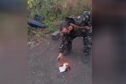 Thế giới - Video: Công dân Anh chiến đấu cho Nga ở Ukraine đốt hộ chiếu, nói lời tạm biệt quê hương