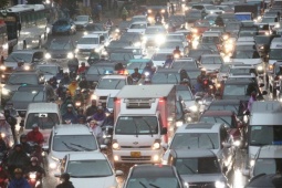 Tin tức trong ngày - Mưa lớn gây ngập 70 điểm, nhiều tuyến đường Hà Nội ùn tắc