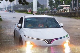 Tin tức trong ngày - Hà Nội phố thành sông, giao thông tê liệt, xe máy 'rồng rắn' leo cao tốc giữa biển nước