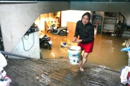 Tin tức trong ngày - Người dân tát nước, đắp be bờ trong ngập lụt