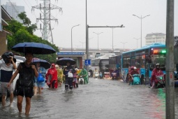 Tin tức trong ngày - Mưa vượt công suất thoát nước, hồ Hoàn Kiếm nước dâng gần ngưỡng 8m