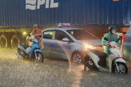 Tin tức trong ngày - Hà Nội ngập tứ bề, loạt phương tiện bị 'bức tử' giữa biển nước