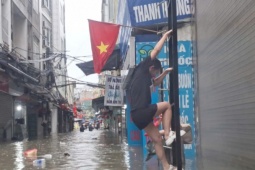 Tin tức trong ngày - VIDEO: Trong nhà ngập sâu, người dân Phú Đô phải đu thang thoát ra ngoài