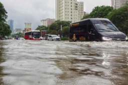 Tin tức trong ngày - Hà Nội đang có những điểm ngập sâu nào phương tiện không thể lưu thông?