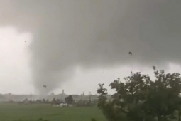 Tin tức trong ngày - Lốc xoáy lại xuất hiện lúc rạng sáng ở Hải Phòng