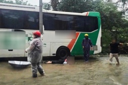 Tin tức trong ngày - Người phụ nữ ngã úp mặt khi đi qua chỗ ngập, cảnh sát Hà Nội liên hệ với điện lực