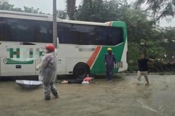 Rò rỉ điện từ cột chiếu sáng trên đường Tú Mỡ trong mưa ngập khiến 6 người bị giật